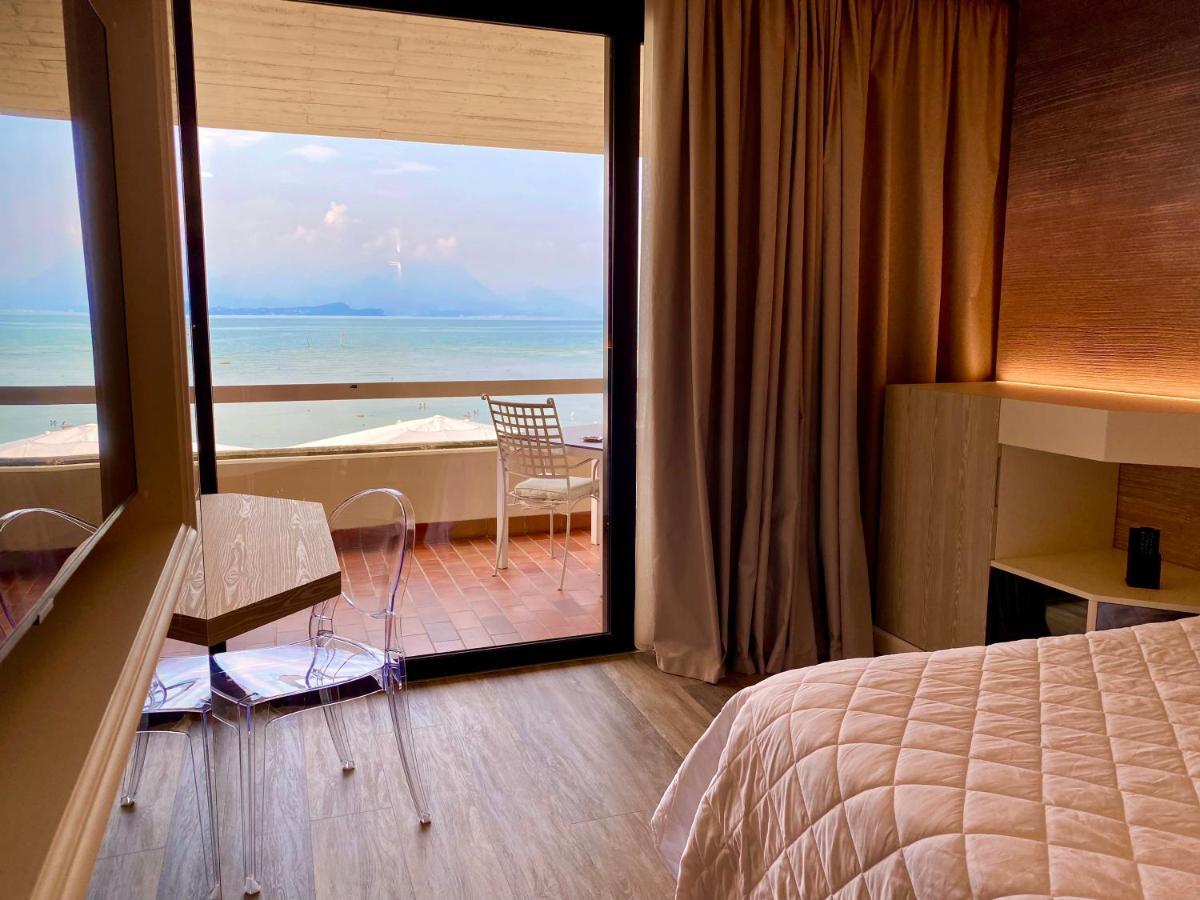 Hotel Aquila D'Oro Desenzano Дезенцано-дель-Гарда Екстер'єр фото