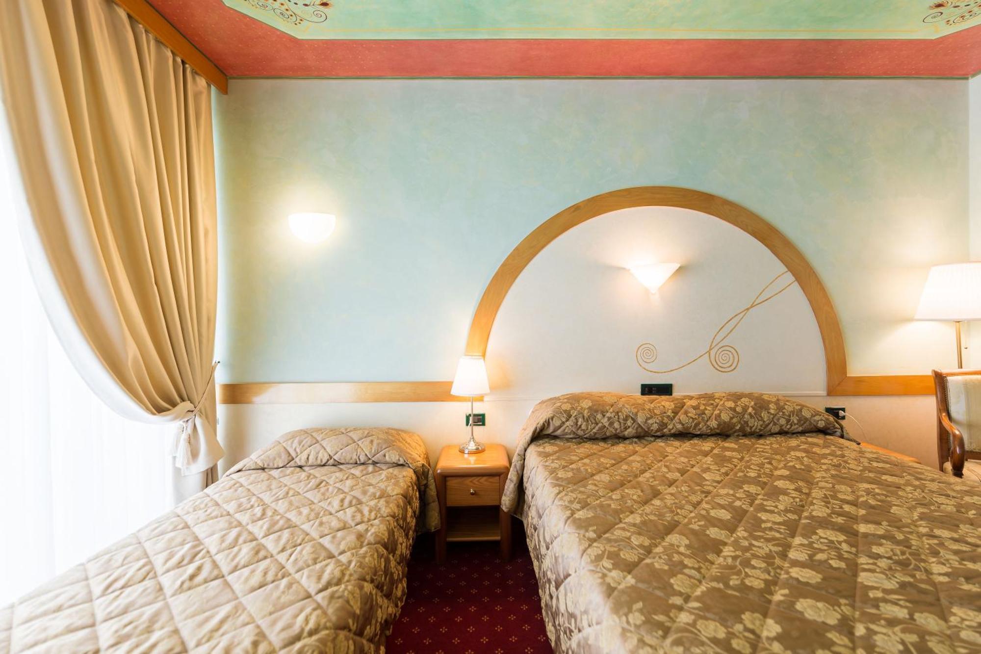 Hotel Aquila D'Oro Desenzano Дезенцано-дель-Гарда Номер фото
