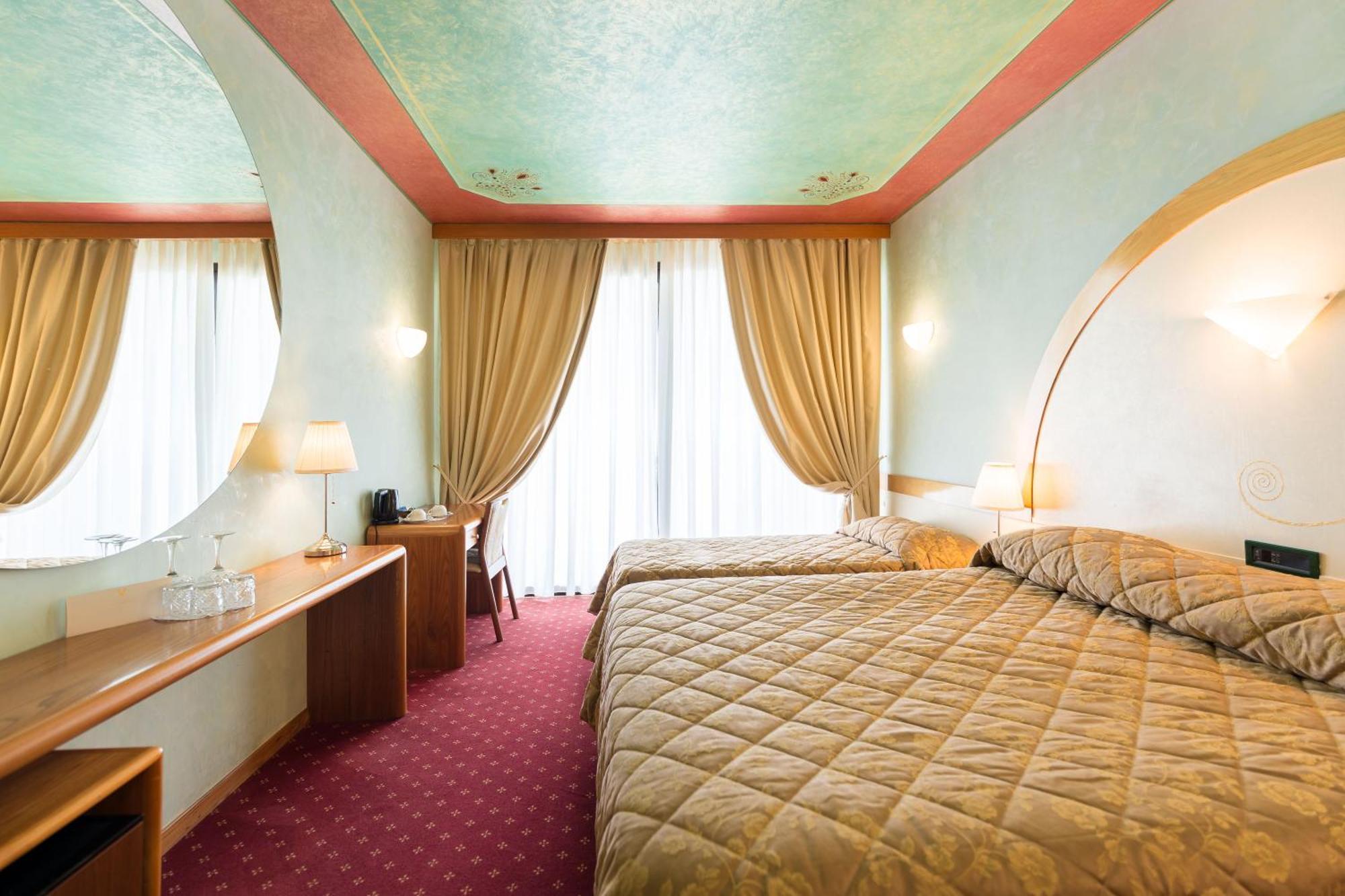 Hotel Aquila D'Oro Desenzano Дезенцано-дель-Гарда Номер фото