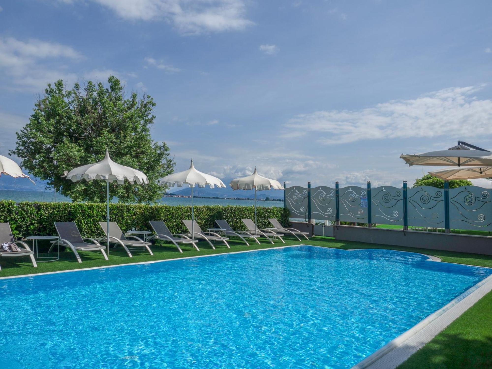 Hotel Aquila D'Oro Desenzano Дезенцано-дель-Гарда Екстер'єр фото
