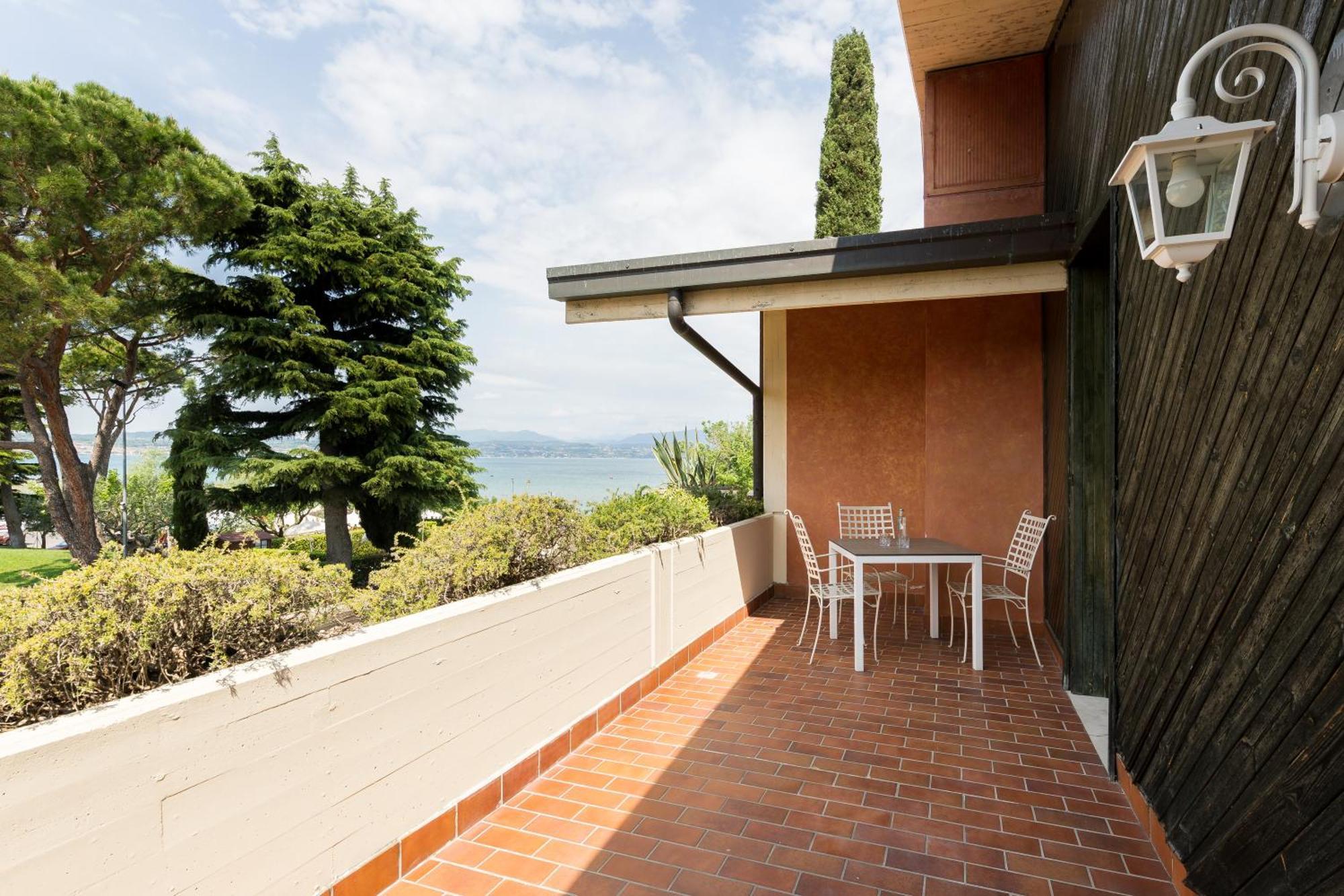 Hotel Aquila D'Oro Desenzano Дезенцано-дель-Гарда Екстер'єр фото