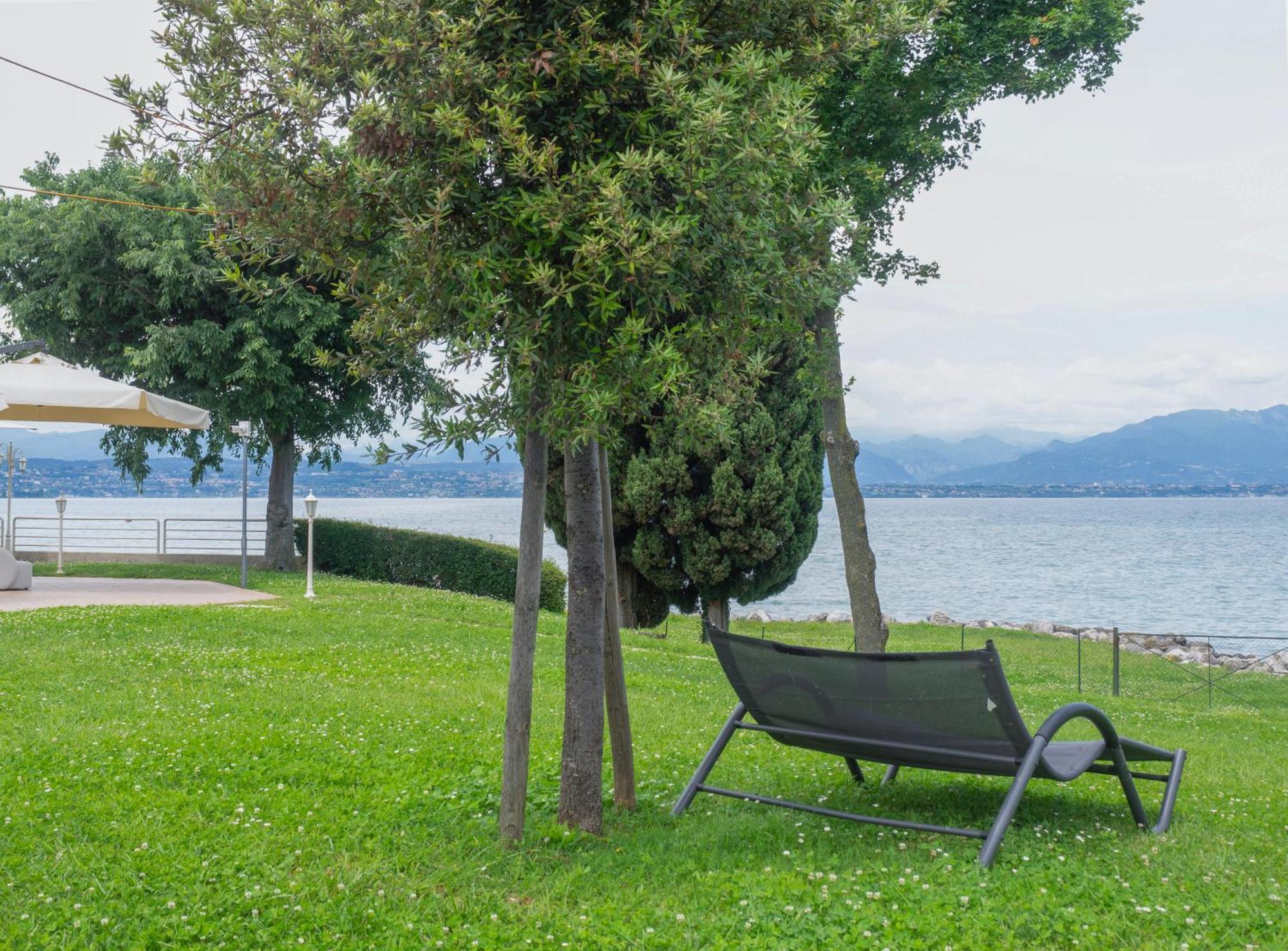 Hotel Aquila D'Oro Desenzano Дезенцано-дель-Гарда Екстер'єр фото