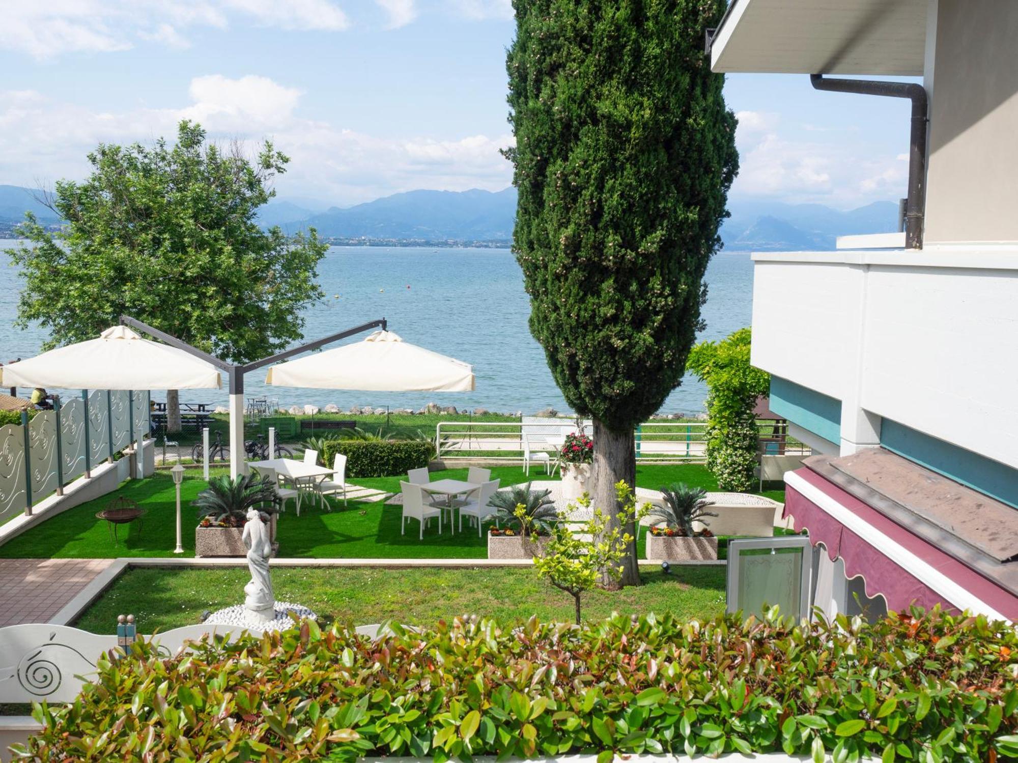 Hotel Aquila D'Oro Desenzano Дезенцано-дель-Гарда Екстер'єр фото