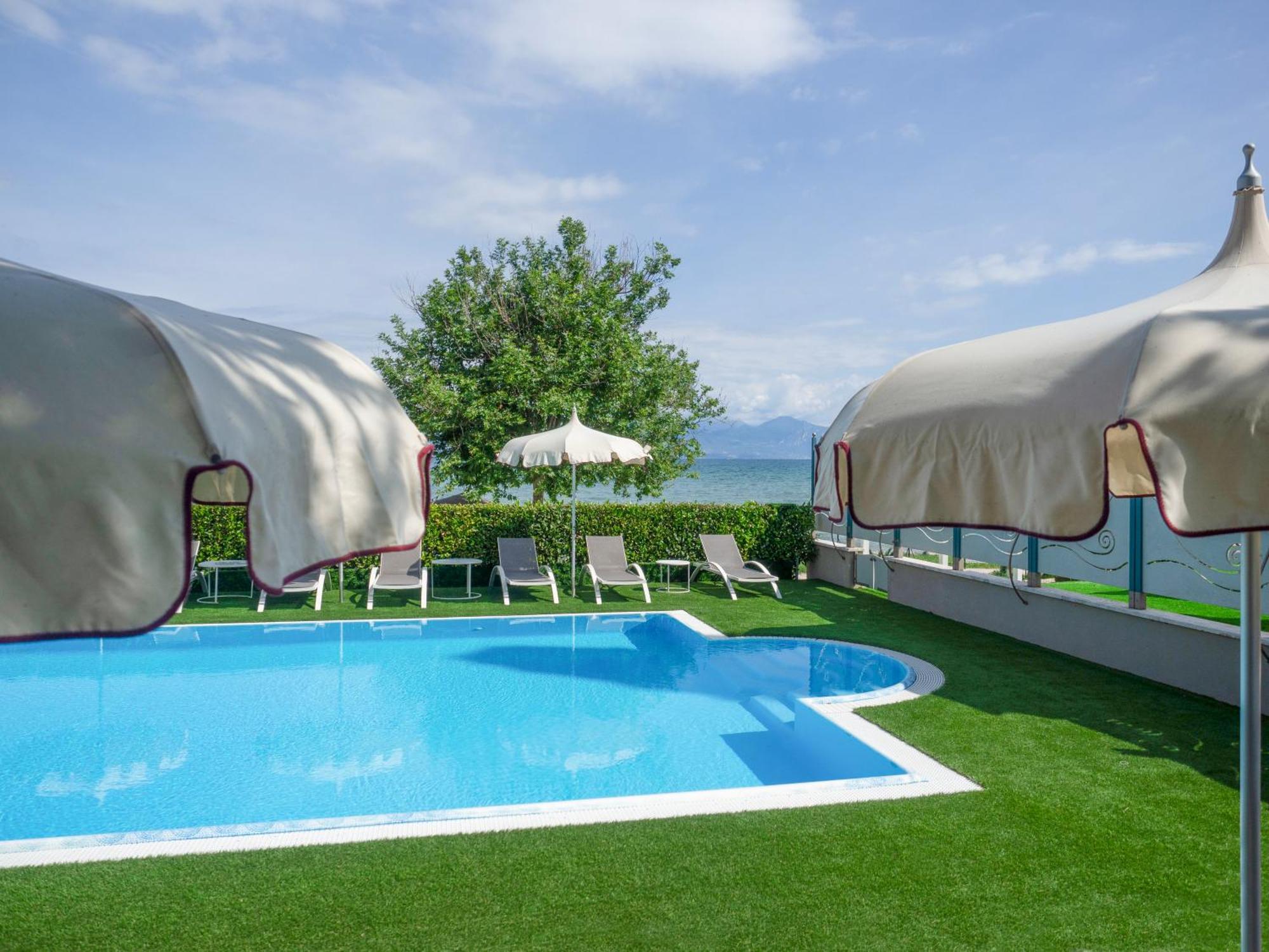 Hotel Aquila D'Oro Desenzano Дезенцано-дель-Гарда Екстер'єр фото