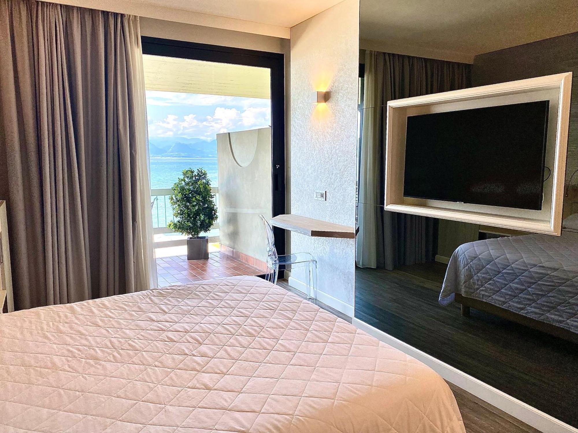 Hotel Aquila D'Oro Desenzano Дезенцано-дель-Гарда Екстер'єр фото