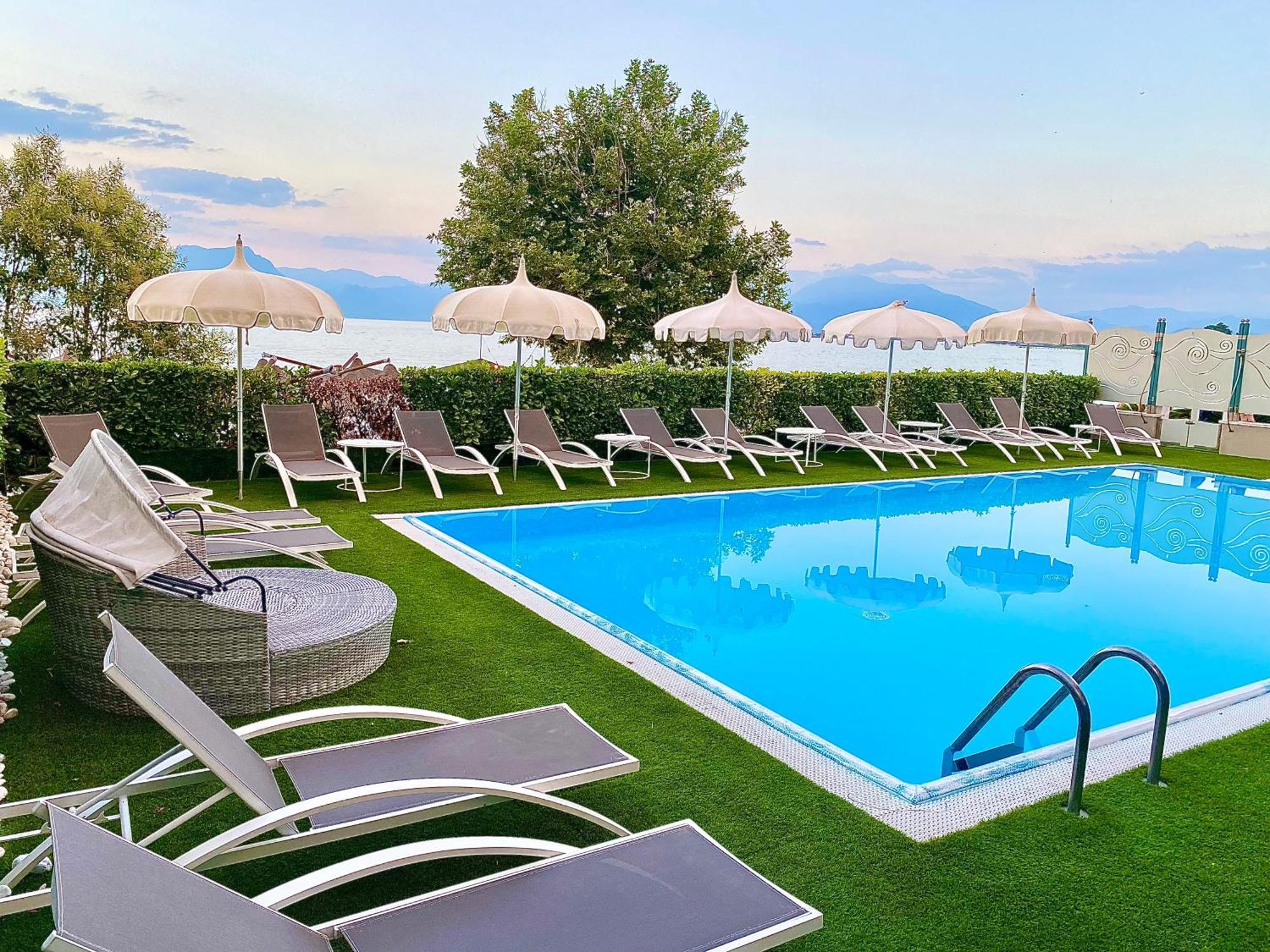 Hotel Aquila D'Oro Desenzano Дезенцано-дель-Гарда Екстер'єр фото