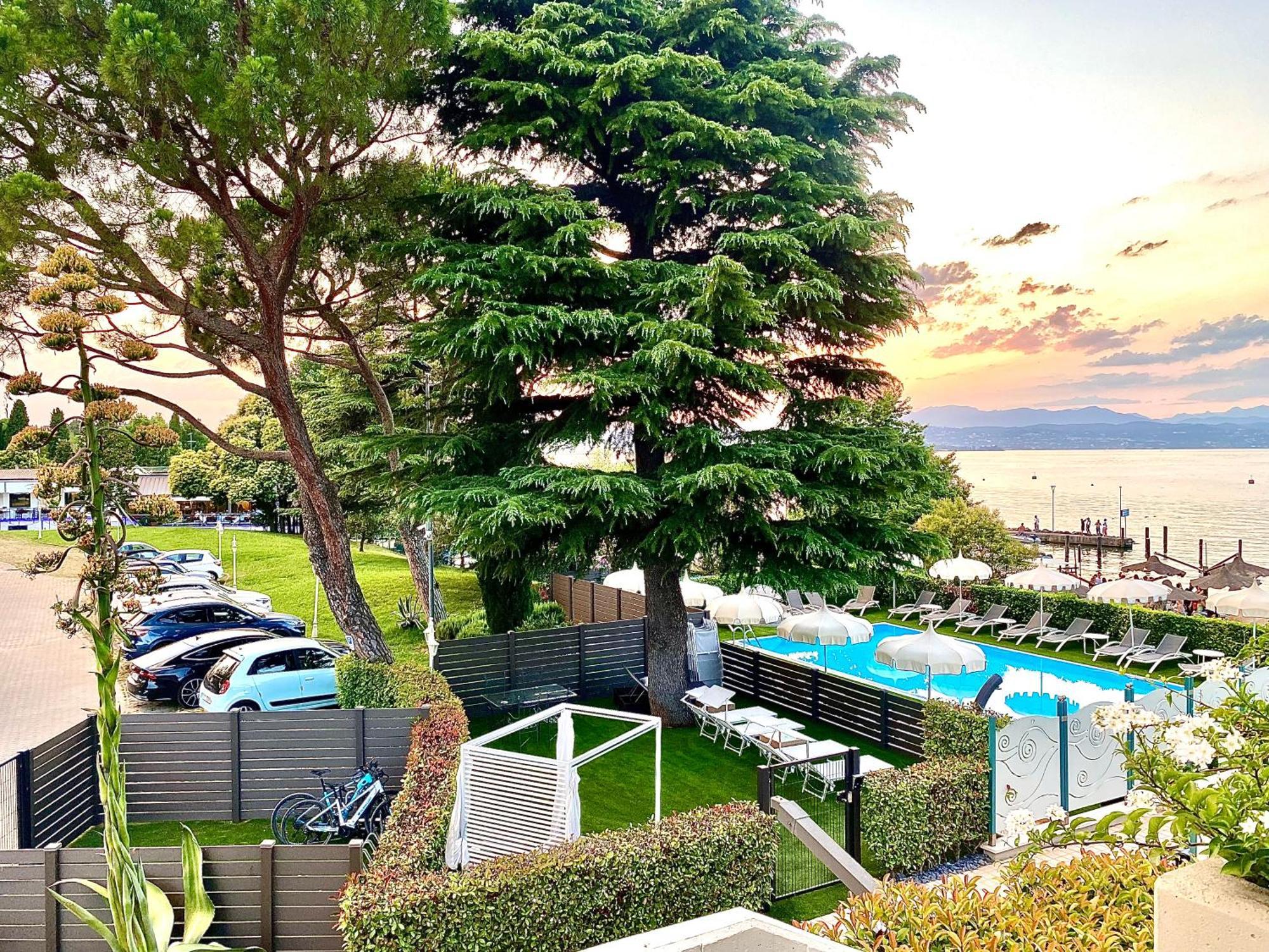 Hotel Aquila D'Oro Desenzano Дезенцано-дель-Гарда Екстер'єр фото