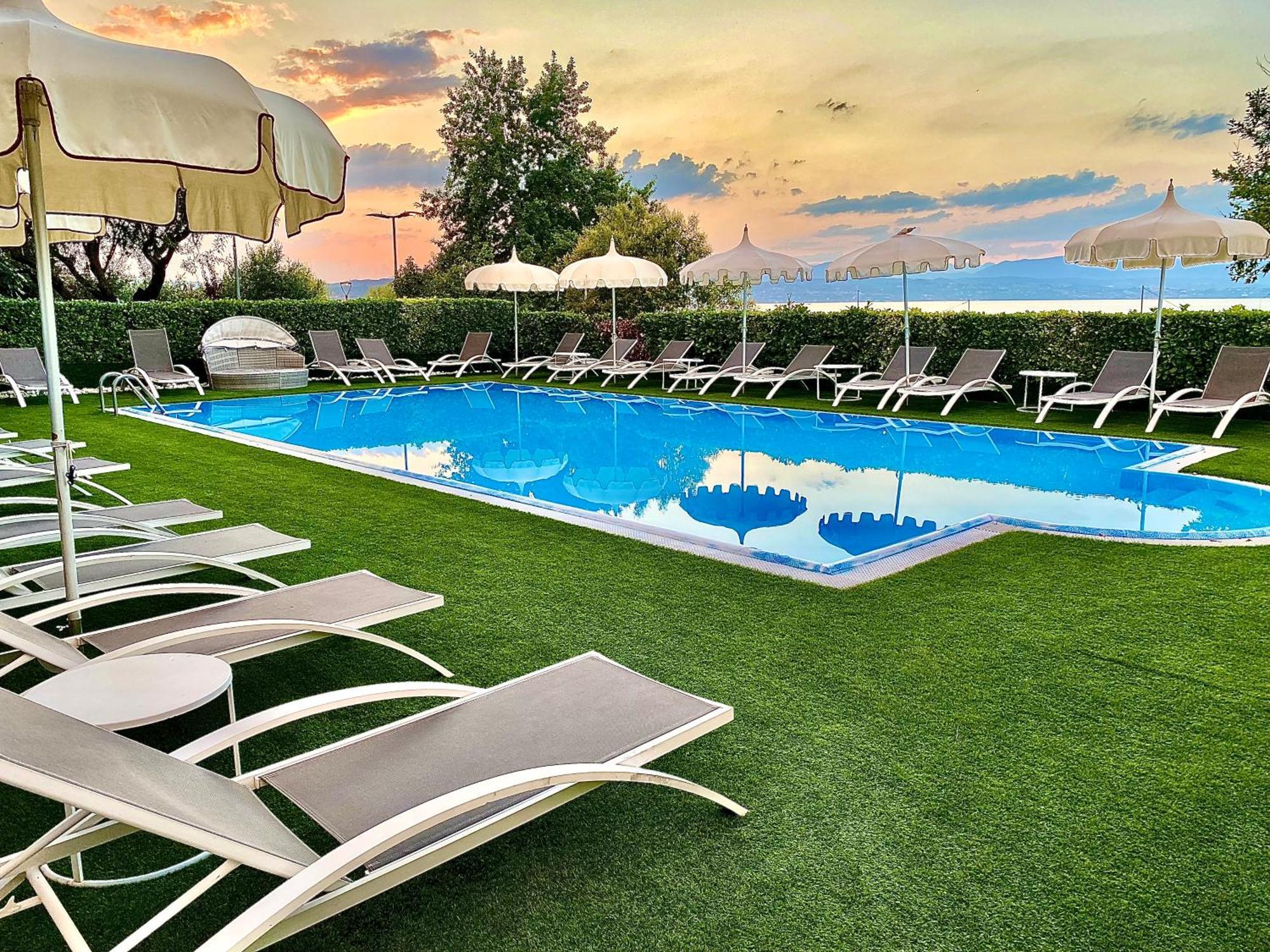 Hotel Aquila D'Oro Desenzano Дезенцано-дель-Гарда Екстер'єр фото