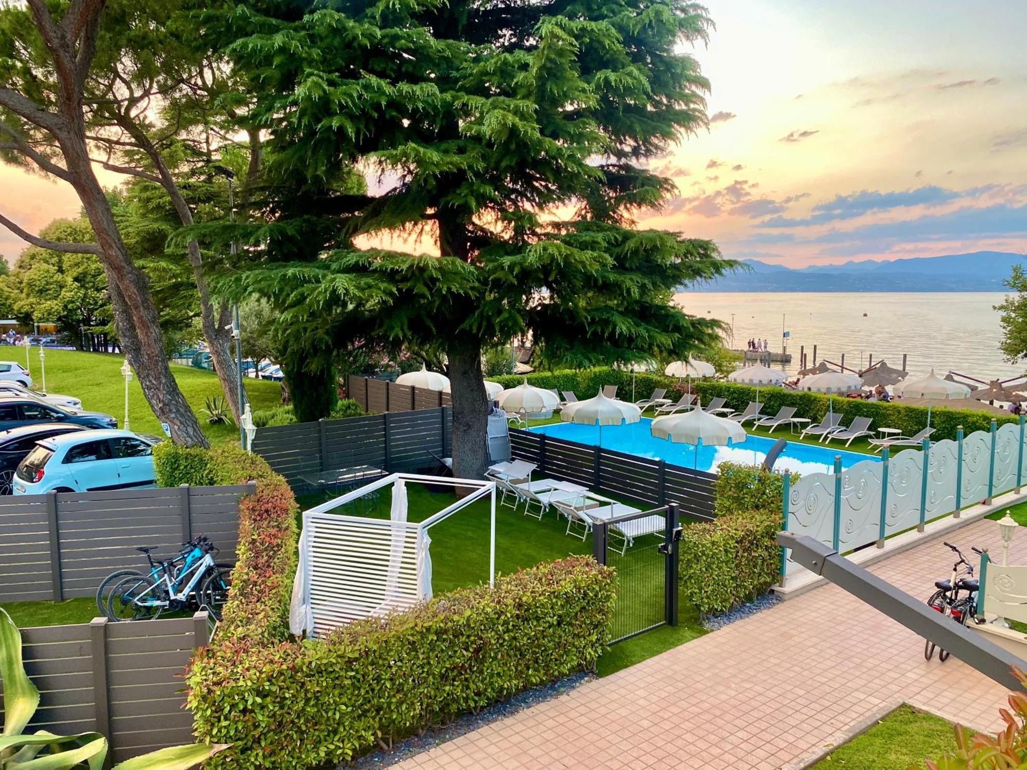 Hotel Aquila D'Oro Desenzano Дезенцано-дель-Гарда Екстер'єр фото