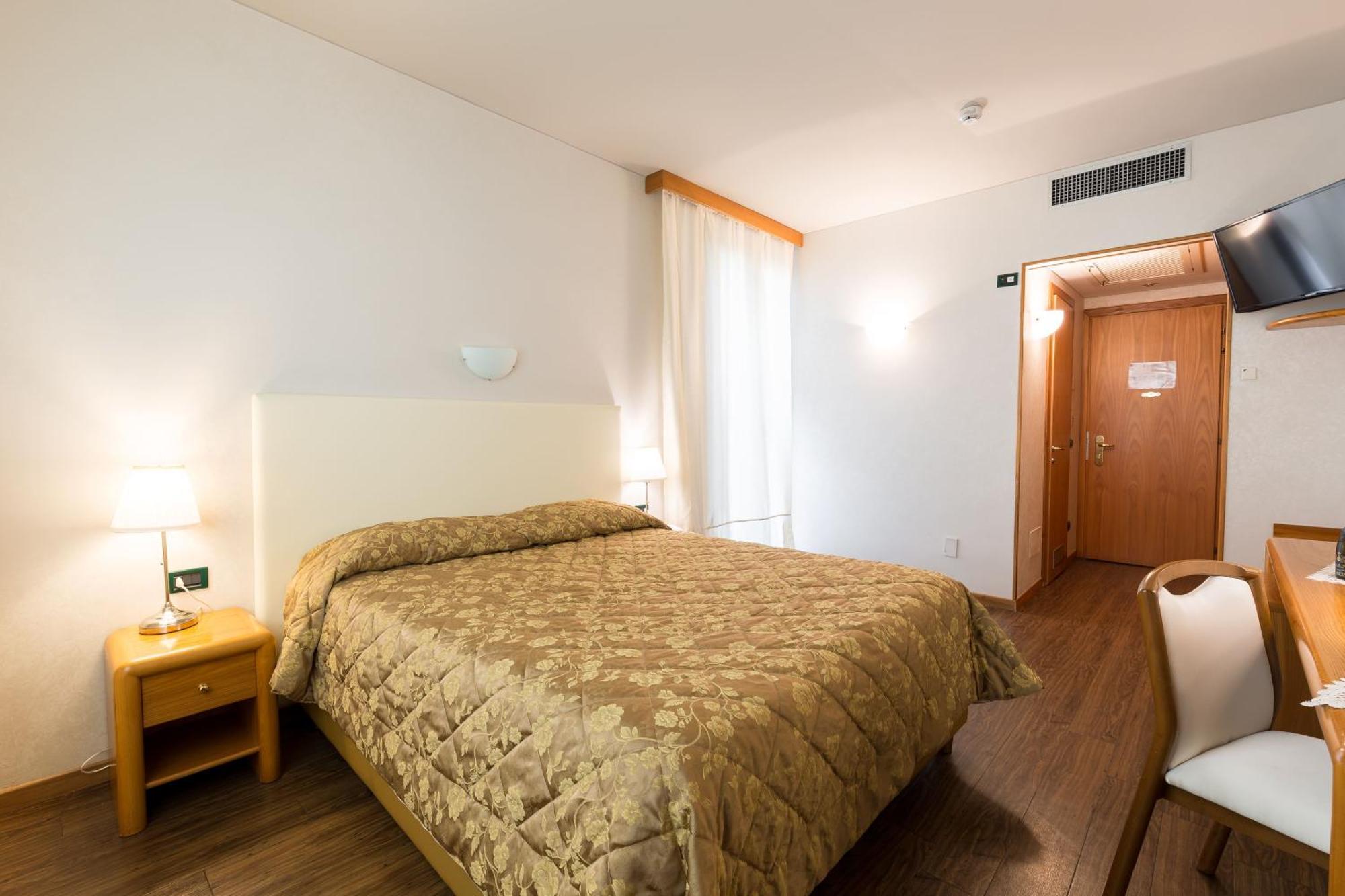 Hotel Aquila D'Oro Desenzano Дезенцано-дель-Гарда Екстер'єр фото