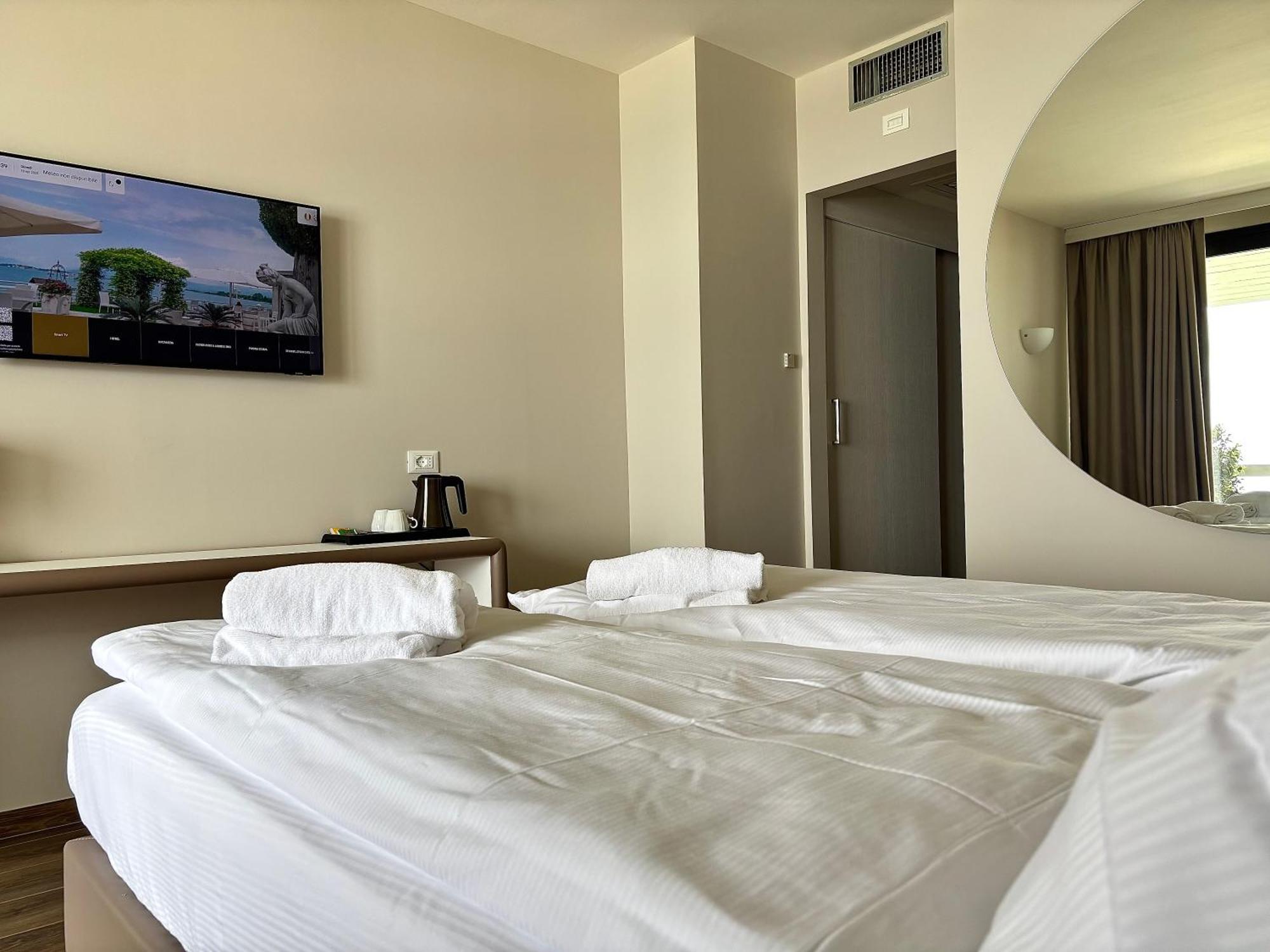 Hotel Aquila D'Oro Desenzano Дезенцано-дель-Гарда Екстер'єр фото