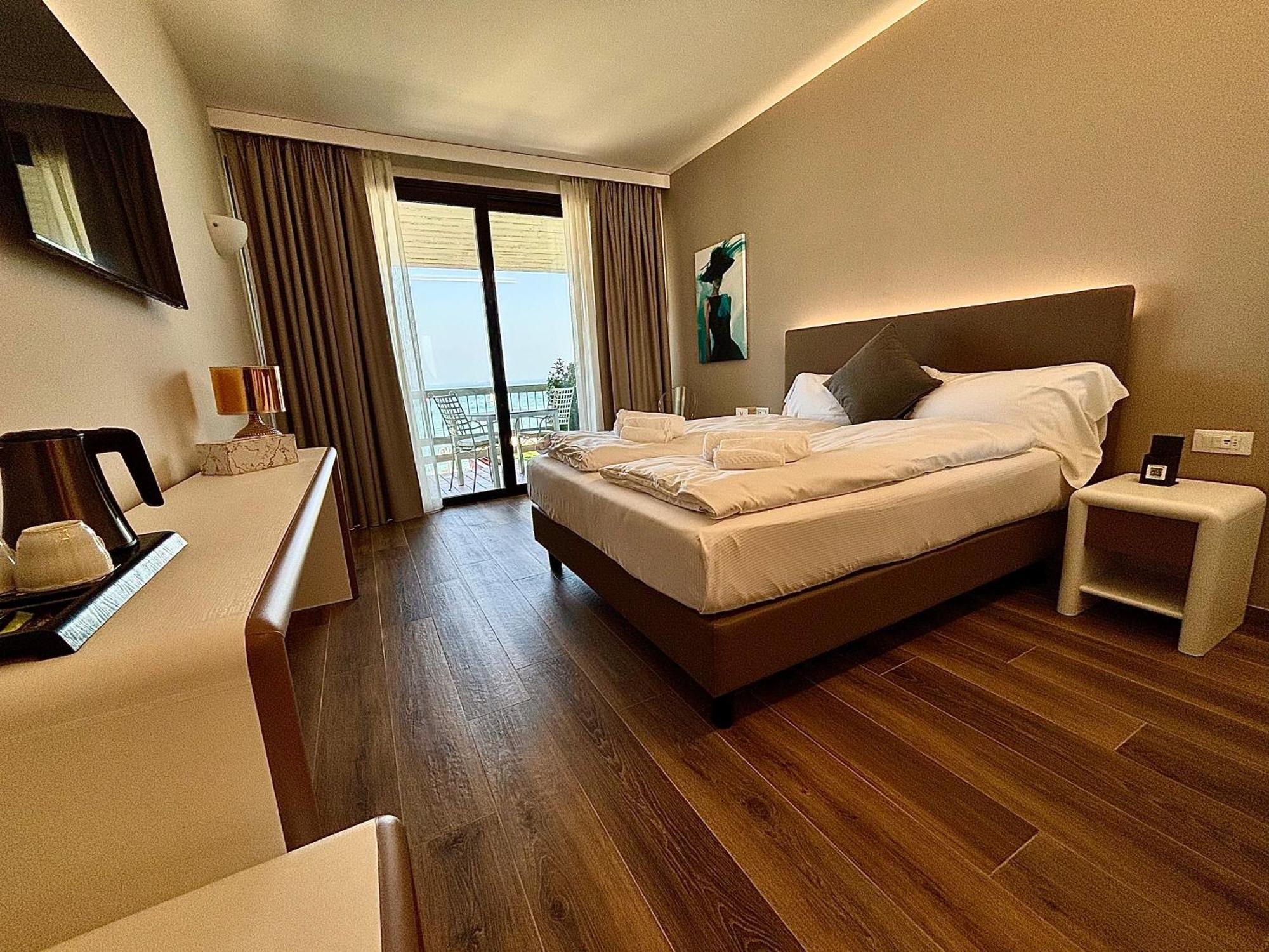 Hotel Aquila D'Oro Desenzano Дезенцано-дель-Гарда Екстер'єр фото