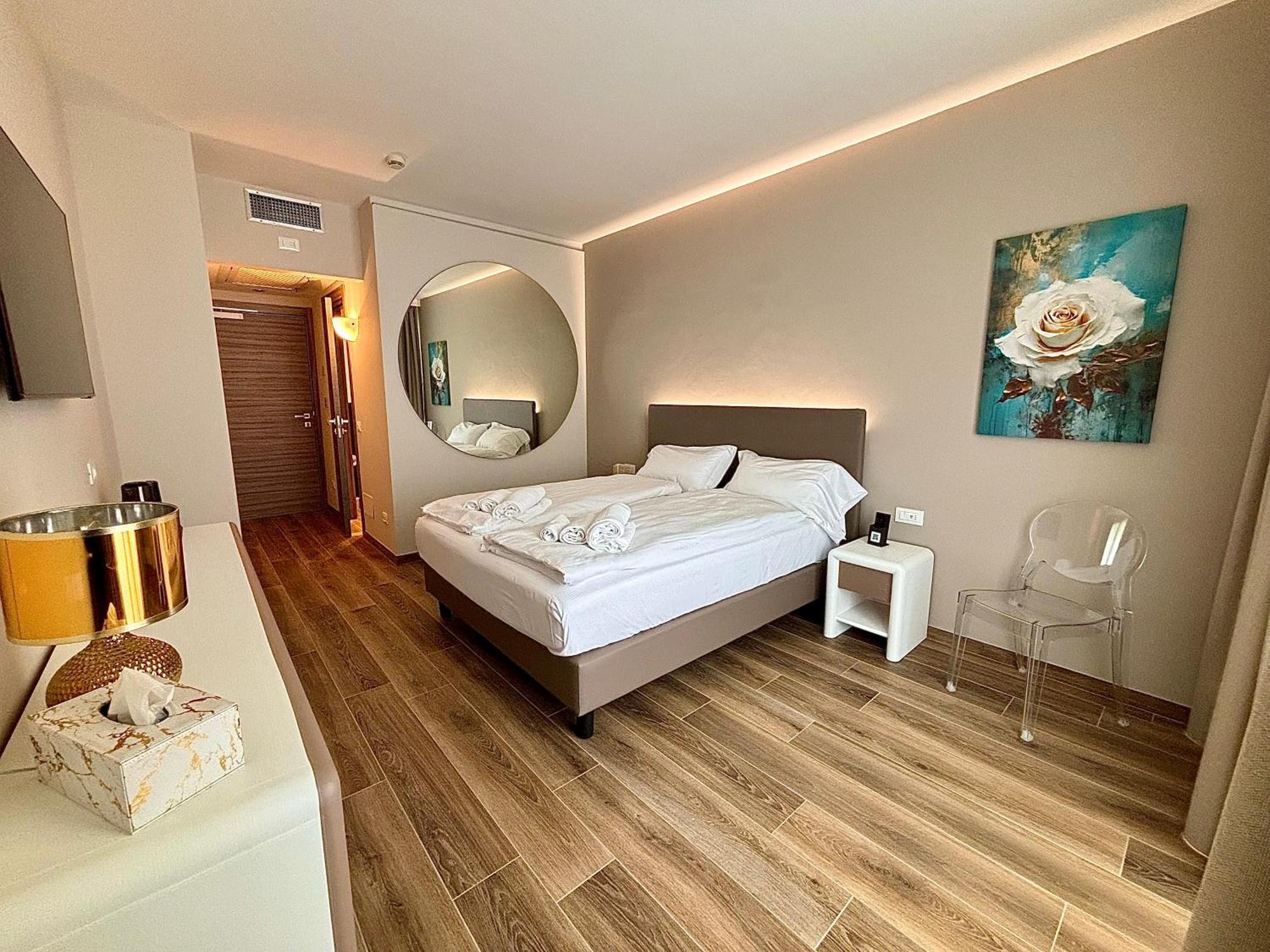 Hotel Aquila D'Oro Desenzano Дезенцано-дель-Гарда Екстер'єр фото